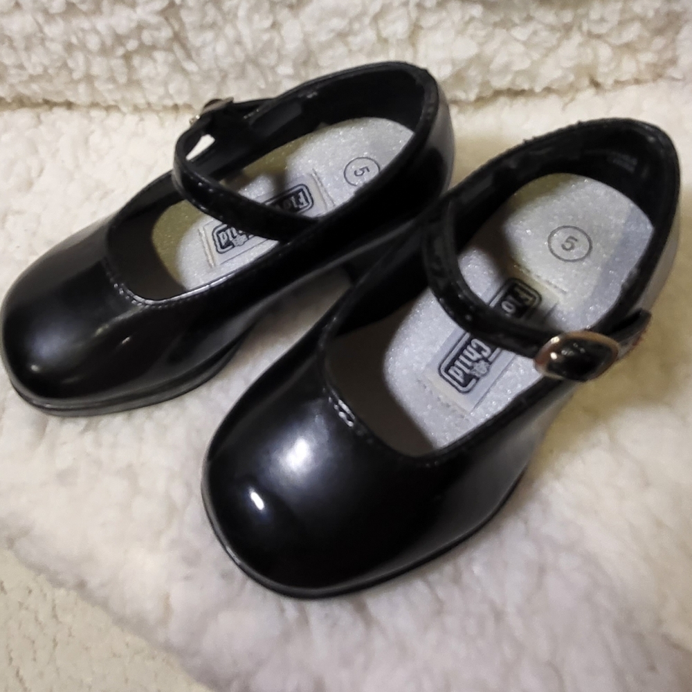 Girls dress shoes, Size 5 (child), black with a small heel. Buckle closure